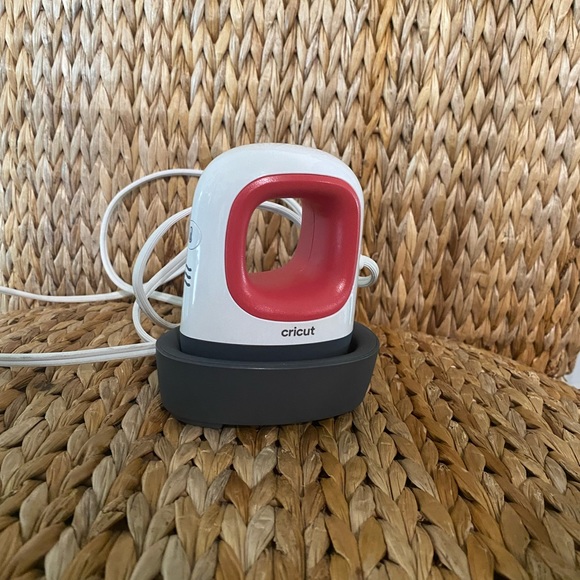 CRICUT EasyPress Mini - Picture 2 of 5